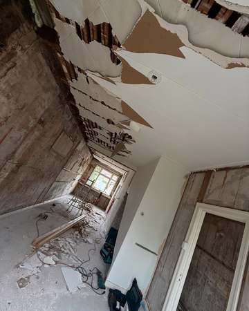 Plafond wordt verwijderd