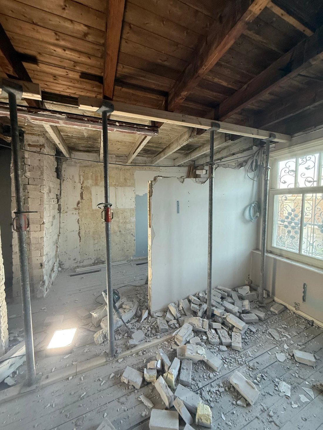 Gestripte ruimte met kale muren en plafond