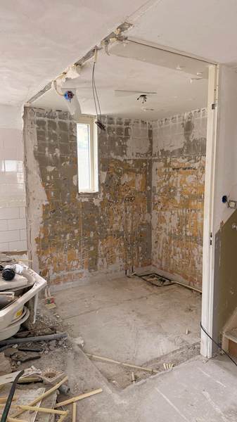 Badkamer volledig gestript tot kale vloer en wanden
